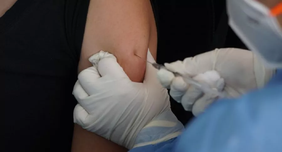 Imagen de vacuna que ilustra nota; ¿Cuándo me toca vacunarme contra el COVID-19?