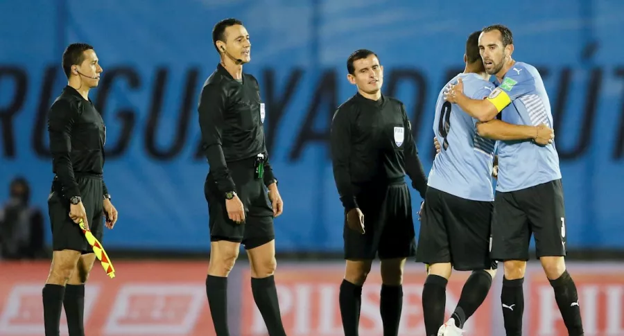 Conmebol castiga a árbitros colombianos que perjudicaron a Uruguay