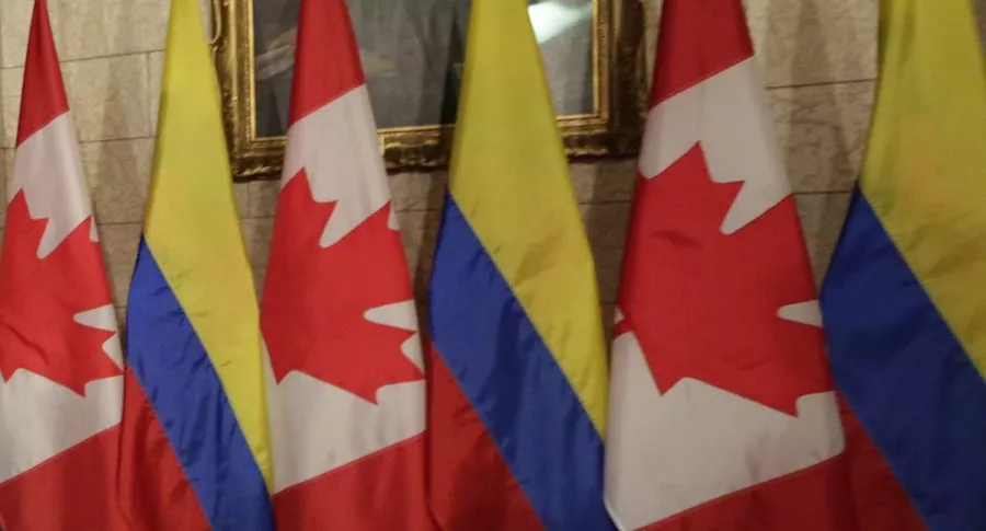 Banderas de Colombia y de Canadá, que ilustran las posibilidades de viaje al país norteamericano. 