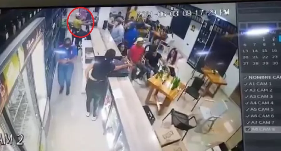 Imagen del momento en que dos sicarios atacan a un policía del Gaula, en Córdoba, previo al partido de Selección Colombia