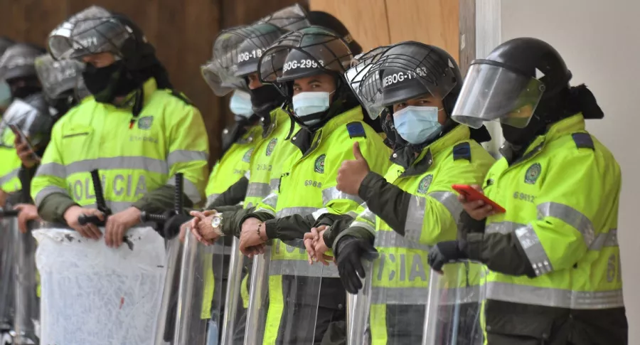 Fotos de policías en medio del paro nacional en Colombia, institución que tendrá cambios según dijo el presidente Iván Duque