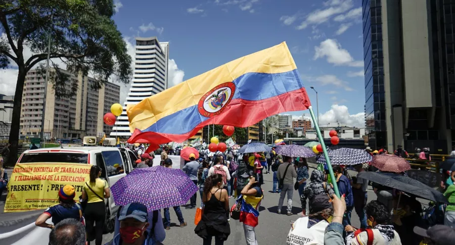 Foto tomada el 2 de junio durante las jornadas de protesta, en el paro nacional, en Bogotá. Ilustra nota sobre casos de "paramilitarismo urbano contra la protesta” denunciados ante la CPI.