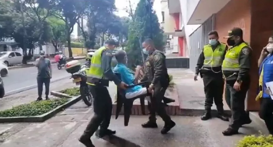Momento en que la Policía en Bucaramanga rescata a un adulto mayor que era maltratado en su hogar