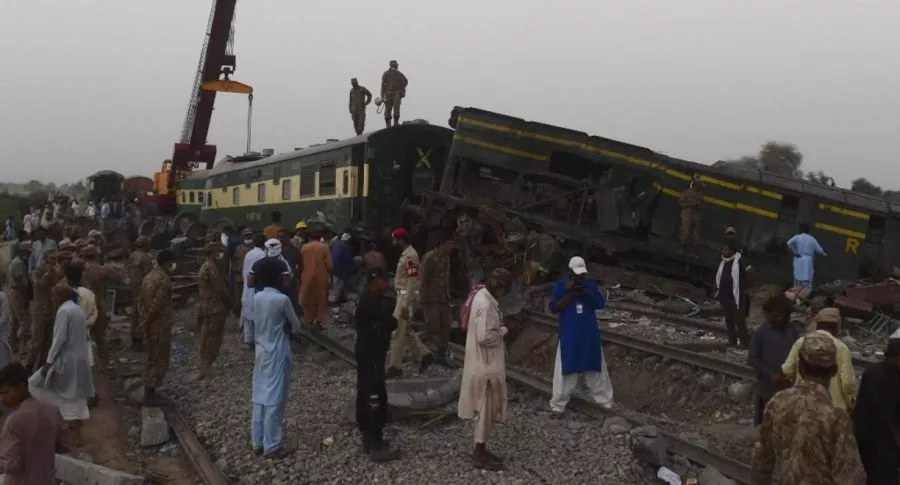 Videos: brutal accidente de trenes en Pakistán deja al menos 43 muertos