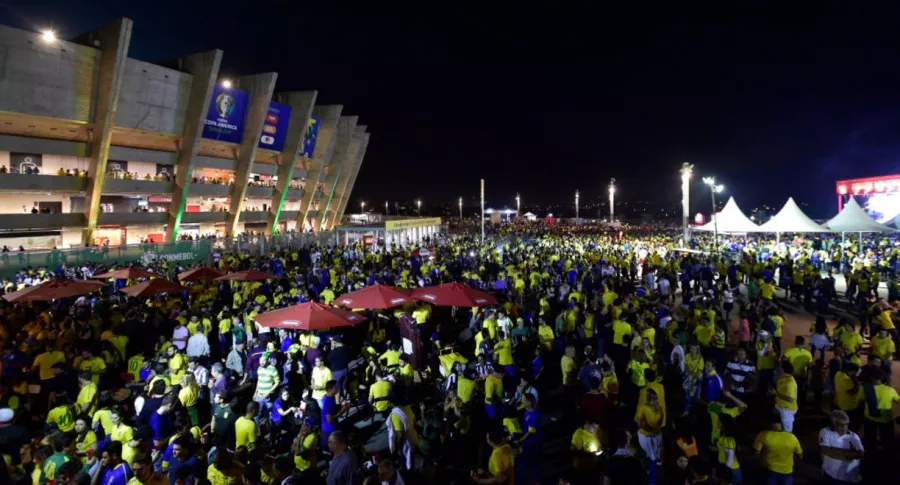 Hinchas afuera de estadio de Brasil, ilustra nota de OMS pone los ojos en la Copa América y pide un buen manejo de riesgos