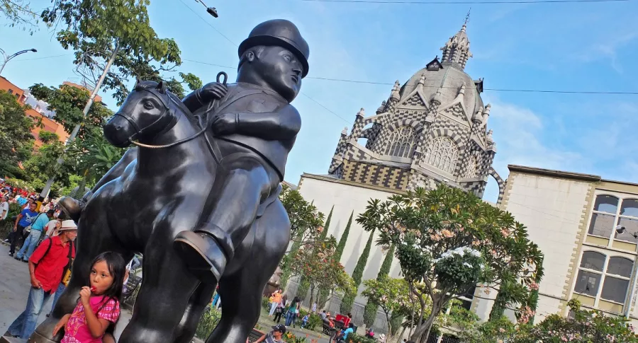 Extranjeros roban en Medellín el bastón del Soldado Romano, celebre escultura de Fernando Botero, que está ubicado en el centro de la ciudad.