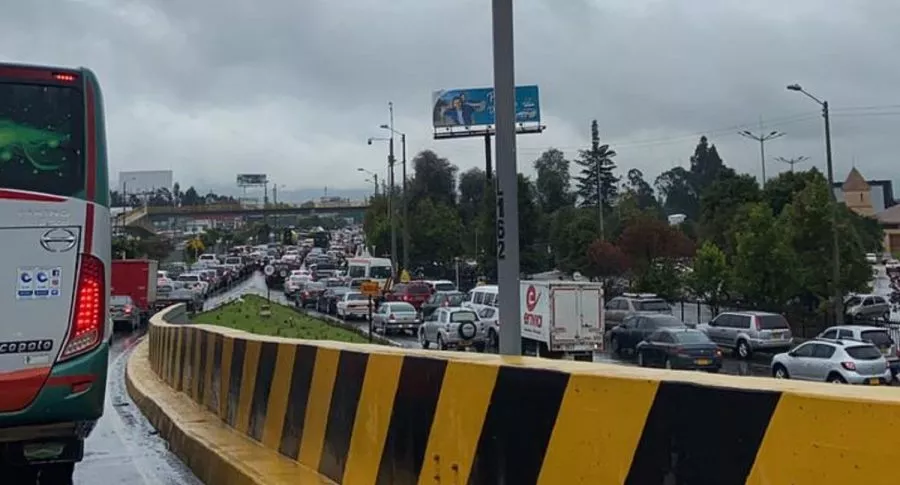 Imagen del trancón causado por accidente al norte de Bogotá. 