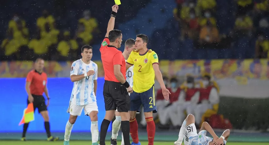 Stefan Medina recibió tarjeta amarilla en el partido contra Argentina.