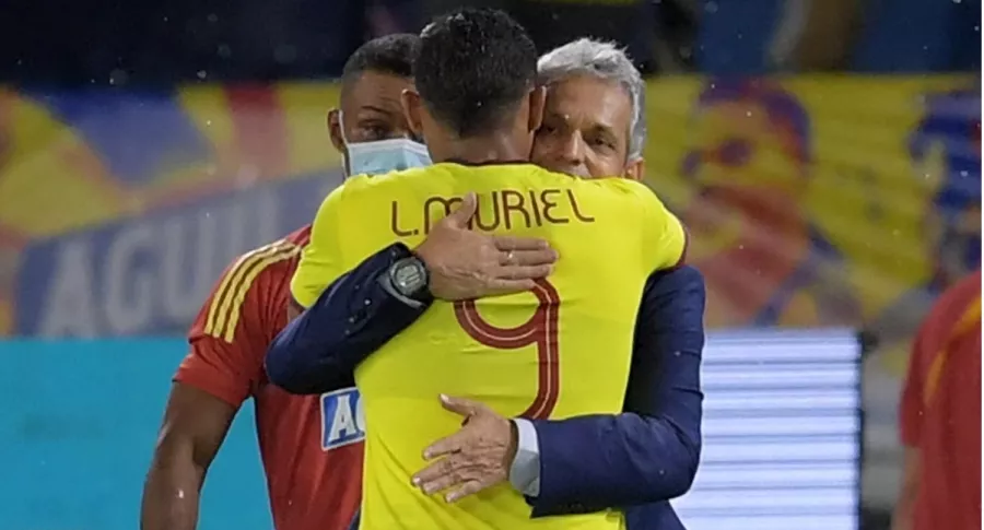 Reinaldo Rueda se abraza con Luis Fernando Muriel tras conseguir el 1-2 parcial de Colombia contra Argentina.