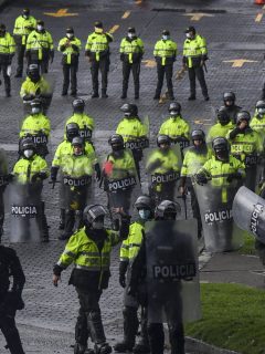 Policía de Colombia ilustra nota sobre que HRW pide reformarla