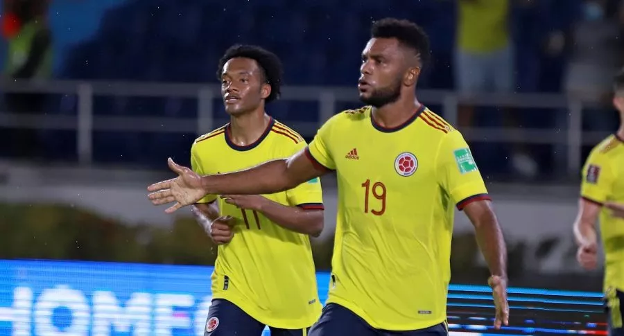 Miguel Borja celebrando el gol que le dio el empate a Colombia contra Argentina, que fue relatado con insultos por el argentino Daniel Mollo