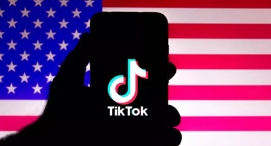 Logo de TikTok sobre bandera de Estados Unidos, ilustra nota de Joe Biden retira órdenes de Trump para prohibir TikTok y WeChat en EEUU