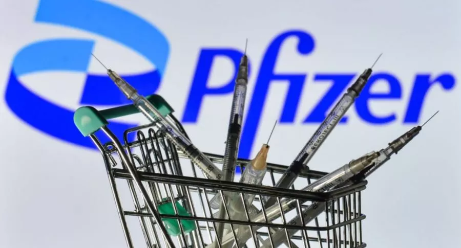 Vacunas en carrito de mercado y logo de Pfizer, ilustra nota de Estados Unidos comprará 500 millones de vacunas Pfizer para donar a otros países