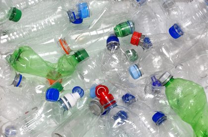 Botellas de plástico ilustran nota sobre que la COVID-19 disminuyó la producción de ese material
