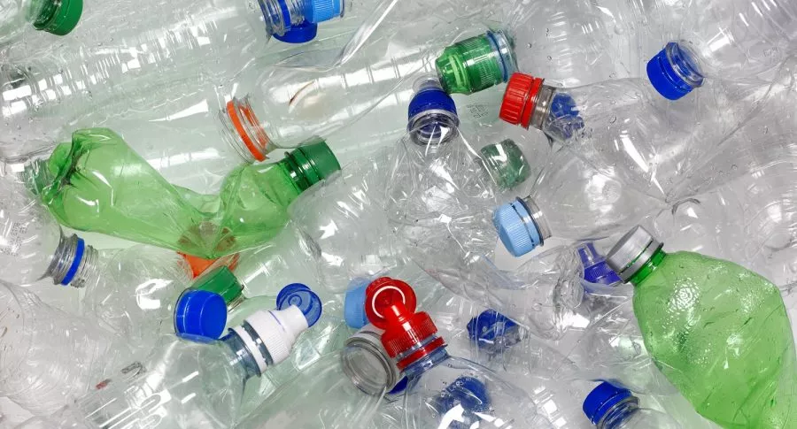Botellas de plástico ilustran nota sobre que la COVID-19 disminuyó la producción de ese material