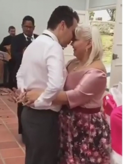 Polilla pidiéndole matrimonio a la Gorda Fabiola