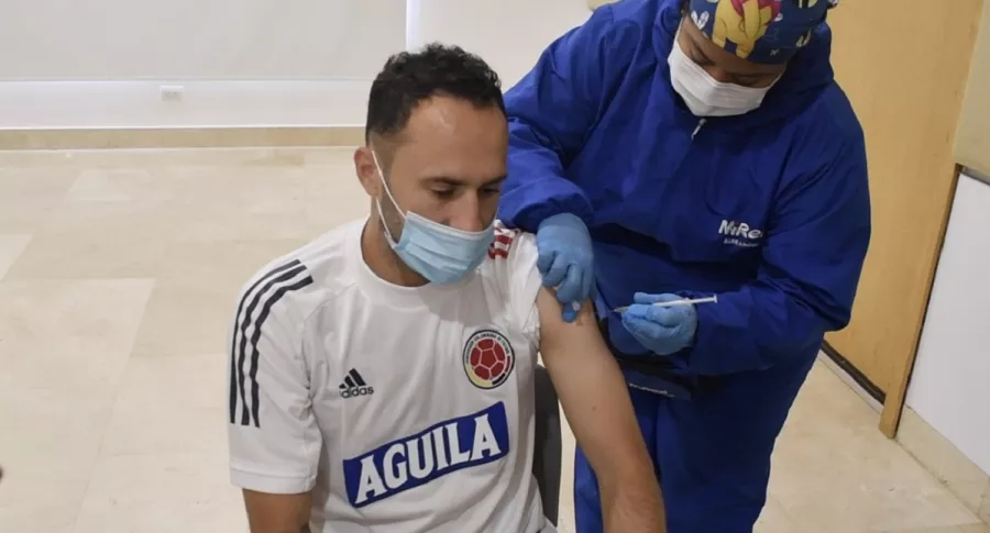 David Ospina, capitán de la Selección Colombia, recibe vacuna de Sinovac antes de viajar a la Copa América.