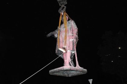 Estatua de Cristóbal Colón retirada de la calle 26, en Bogotá, luego de que indígenas Misak la quisieran tumbar
