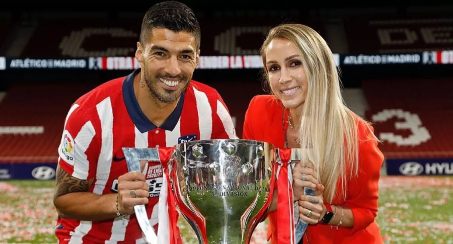 Foto de referencia de Luis Suárez y su esposa con trofeo para nota sobre Sofía Balbi, pareja del jugador.
