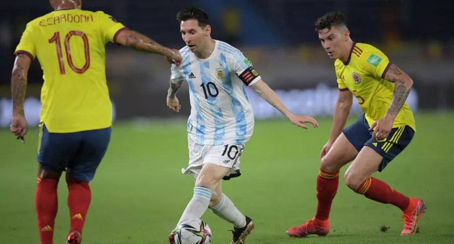 Lionel Messi le regaló camiseta a Gustavo Cuéllar y 'Amaral', utilero de la Selección Colombia.