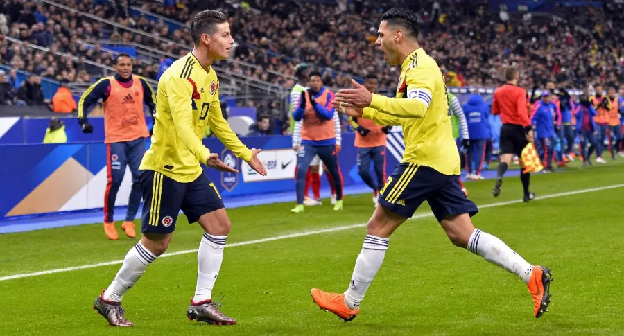Foto de referencia de James Rodríguez y Falcao García celebrando, en nota de por qué no están en Copa América