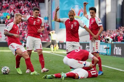 Christian Eriksen se desploma en el minuto 44 del juego entre Dinamarca y Finlandia por la Eurocopa 2021. 