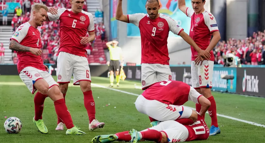 Christian Eriksen se desploma en el minuto 44 del juego entre Dinamarca y Finlandia por la Eurocopa 2021. 