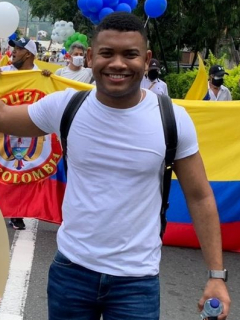 Foto de referencia de Miguel Polo Polo con bandera y una foto de María Fernanda Cabal