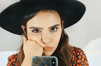 Foto de Yuya, en una 'selfie', en la nota del anuncio de que está embarazada.