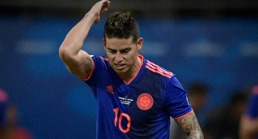 James Rodríguez molesto en un partido de Selección Colombia en 2019, a propósito de que Juan Felipe Cadavid, de Caracol, lo criticó por su rebeldía y declaración en contra de Reinaldo Rueda.