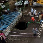 [Video] Carro fue tragado por un pozo, en un parqueadero, y usan una grúa para sacarlo