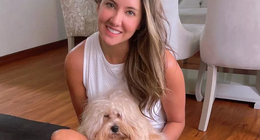 Foto de referencia de Daniela Álvarez con su perro, en nota de su mascota agarrado de pierna del instructor de yoga.