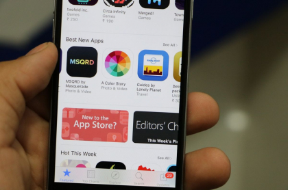 Foto de referencia de smartphone con App Store en nota de App de streaming pirata en App Store que aparentaba ser juego de Sudoku.