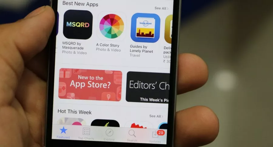 Foto de referencia de smartphone con App Store en nota de App de streaming pirata en App Store que aparentaba ser juego de Sudoku.