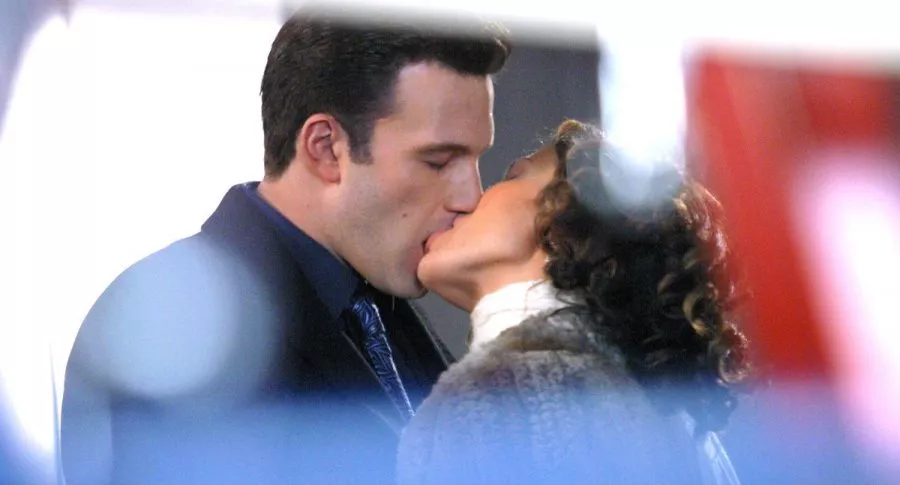Foto de beso de Jennifer López y Ben Affleck en 2002, como referencia a foto de beso  de Jennifer López y Ben Affleck en 2021.