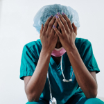“Toca devolver personas para sus casas a que fallezcan”: médico, sobre colapso sanitario