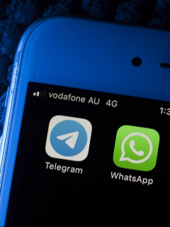 Imagen de celular que ilustra nota; Cinco funciones diferentes que WhatsApp ya tiene y Telegram aún no