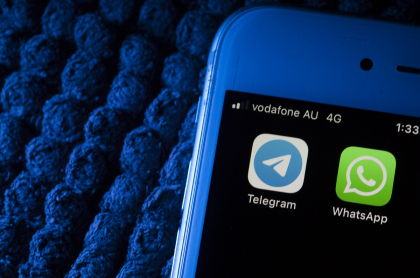 Imagen de celular que ilustra nota; Cinco funciones diferentes que WhatsApp ya tiene y Telegram aún no