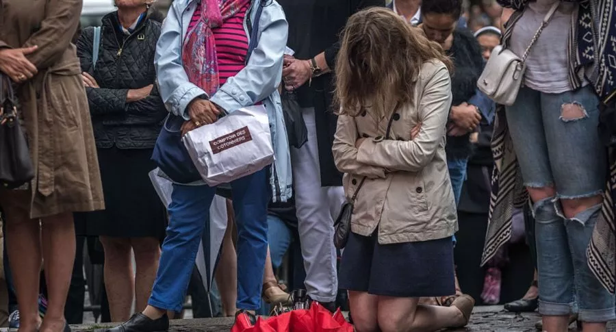 Mujer arrodillada, ilustra nota de Qué pasó con Anna y Olivia Gimeno: trágico final de niñas españolas desaparecidas