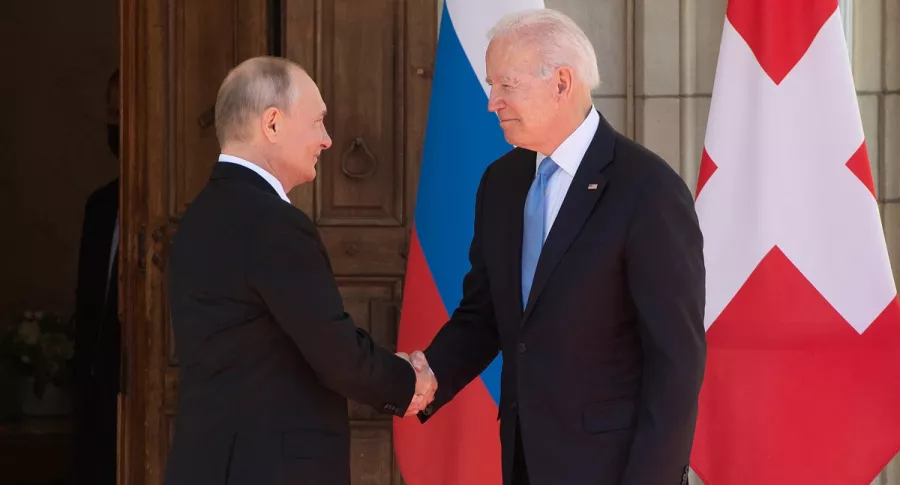 Joe Biden y Vladimir Putin estrechan sus manos en Ginebra