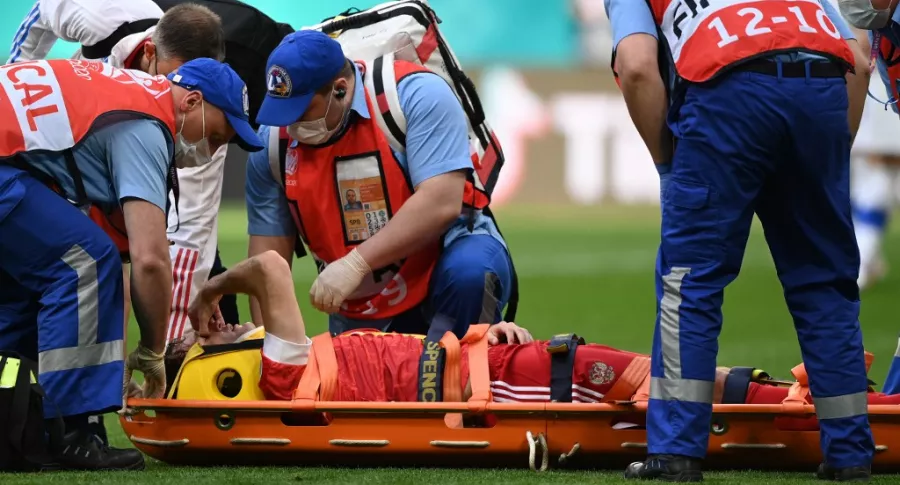 Mario Fernandes, defensa de la selección Rusia, que salió lesionado y en camilla luego de fuerte caída en Eurocopa