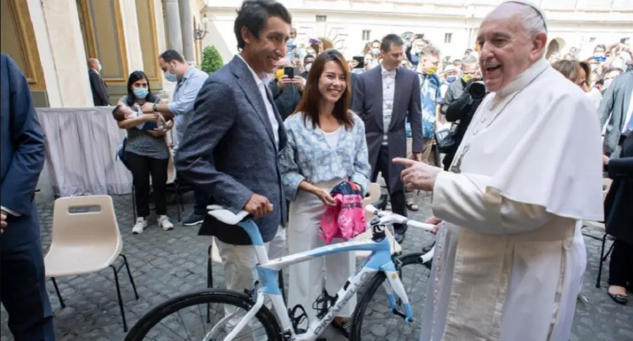 Egan Bernal regalándole una bicicleta al papa Francisco