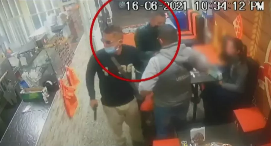 Momento en el que hombres robaron a clientes y empleados de un restaurante de Bogotá