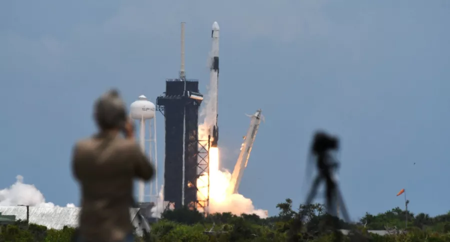 Imagen de cohete que ilustra nota; SpaceX, de Elon Musk, lanzó un satélite usando cohete reciclado