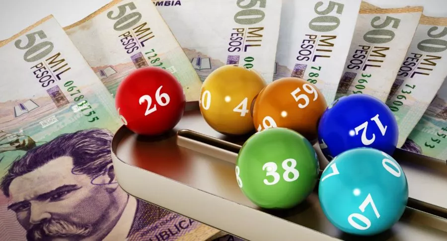 Balotas y billetes de 50 mil pesos colombianos a propósito de qué lotería jugó anoche y resultados de loterías de Bogotá y Quindío de junio 17 (fotomontaje Pulzo.