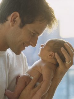 Papá ilustra nota sobre ampliación de la licencia de paternidad