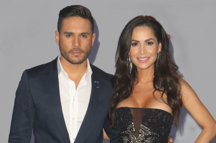 Sebastián Caicedo con Carmen Villalobos en los premios Tu Mundo, ilustran lo que dijo la actriz sobre cómo está su esposo que tiene COVID-19