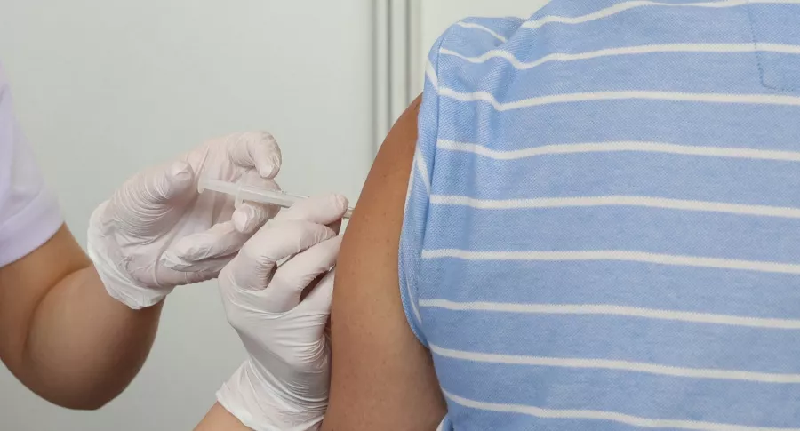 Imagen de vacunación ilustra artículo Coronavirus: empieza vacunación de empresas a sus empleados; ¿será gratis?