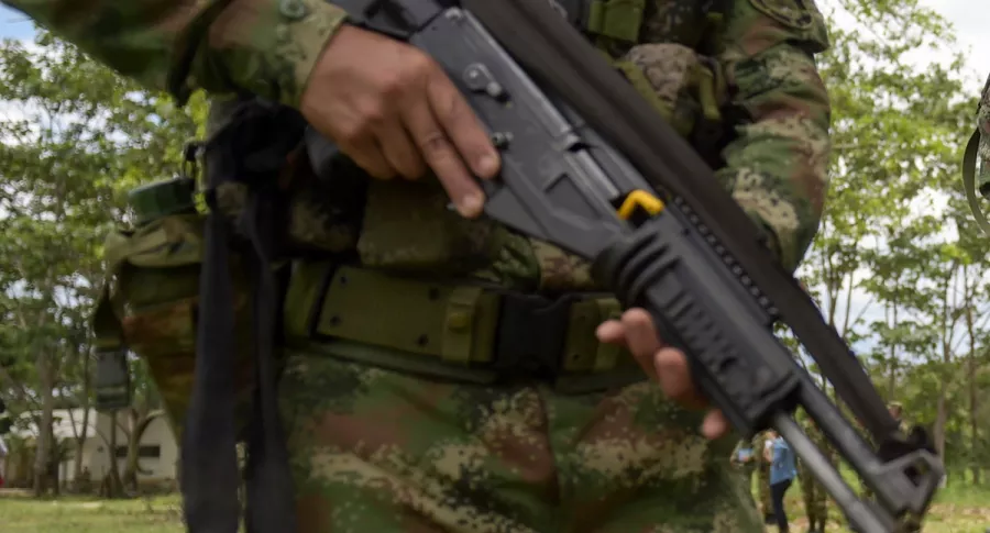 Imagen de soldado con fusil ilustra artículo Roban 5 fusiles de batallón del Ejército en Valle del Cauca