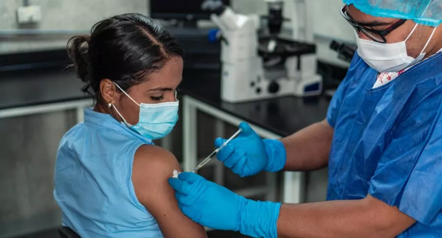 Mujer vacunándose ilustra nota sobre récord de dosis contra la COVID-19 aplicadas en Colombia